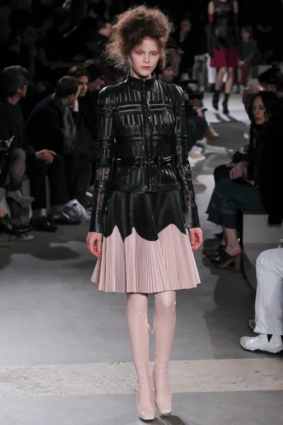 Look 16